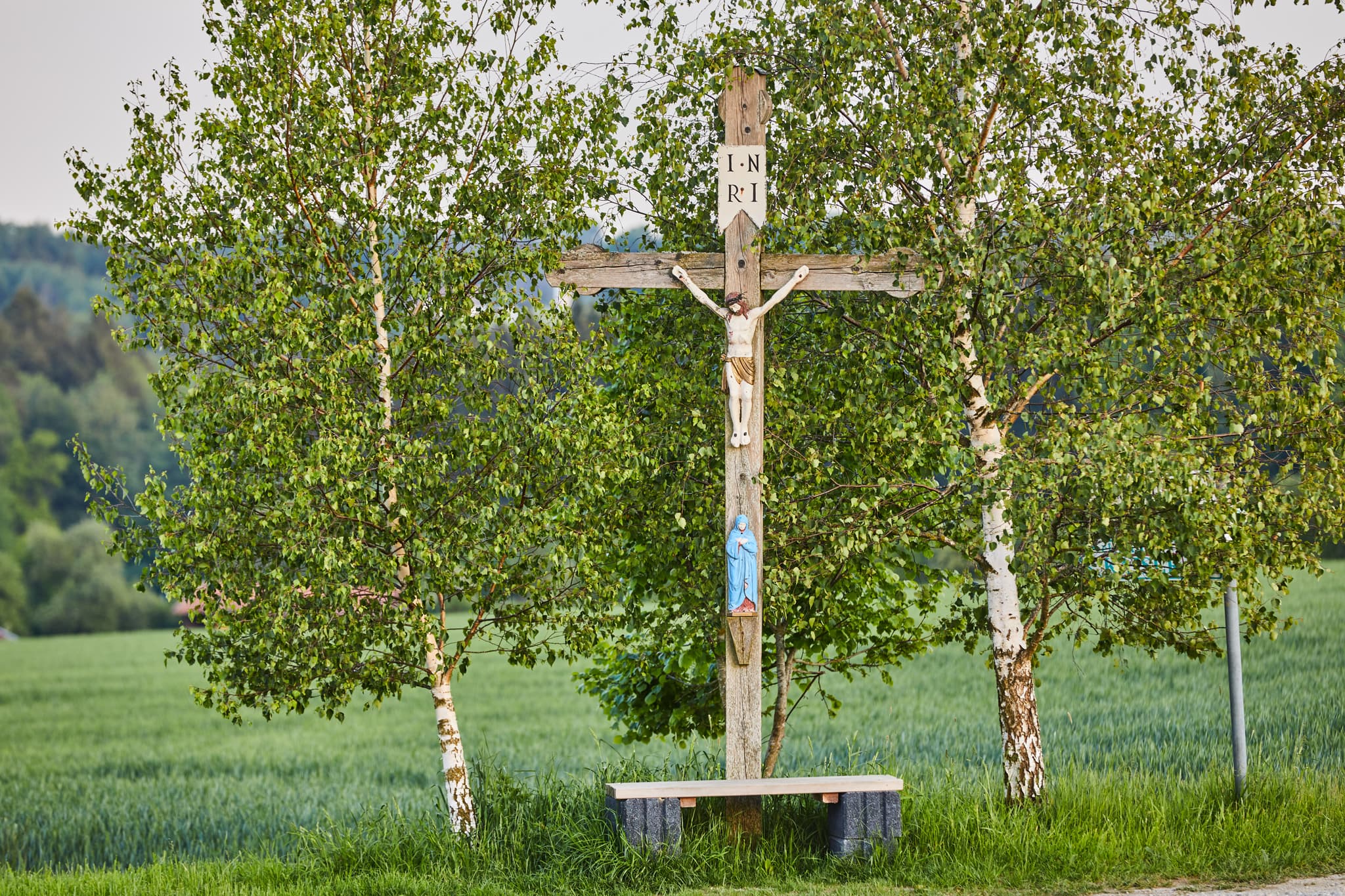Wegkreuz zwischen Golfplatz und Georgenberg, Pleiskirchen - Wegkreuz in ländlicher Umgebung bei Pleiskirchen, Altötting, Oberbayern, Inn-Salzach, Bayern, Deutschland.