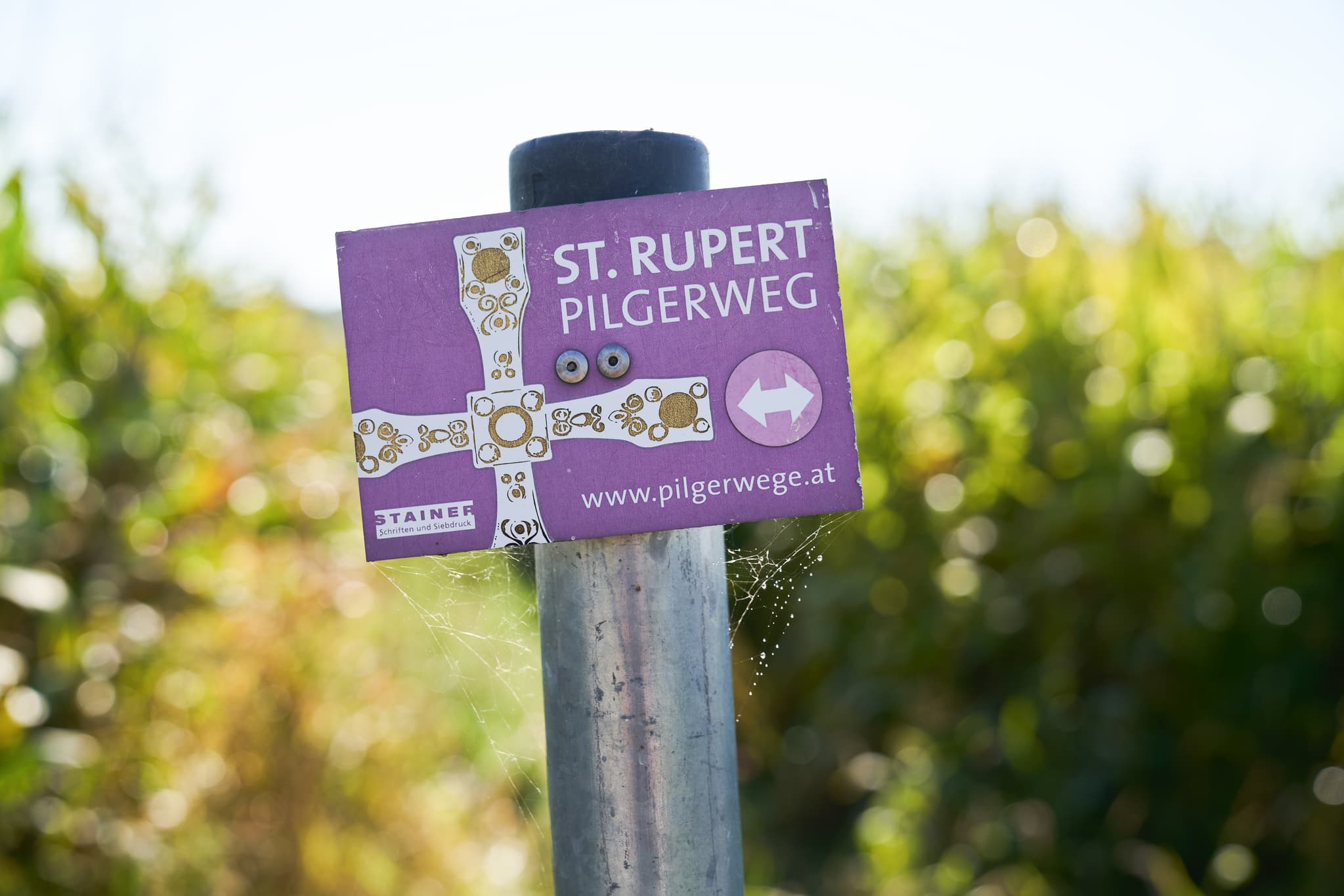 Wegweiser, St.-Rupert-Pilgerweg, Altötting, Oberbayern - Wegweiser St.-Rupert-Pilgerweg in Kastl, Landkreis Altötting, Oberbayern, Deutschland. Das Schild dient der Orientierung auf dem Pilgerweg, Region Inn-Salzach.