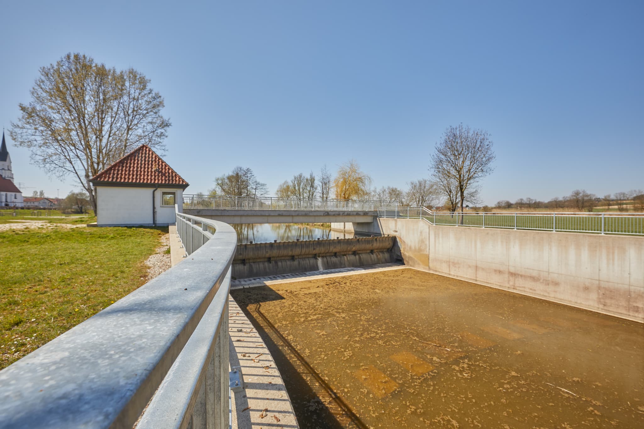 Wehr an der Rott in Unterdietfurt, Rottal-Inn, Niederbayern - Impression der Wehranlage am Fluss Rott bei Unterdietfurt im Landkreis Rottal-Inn, Niederbayern. Landschaft im Holzland Deutschlands.
