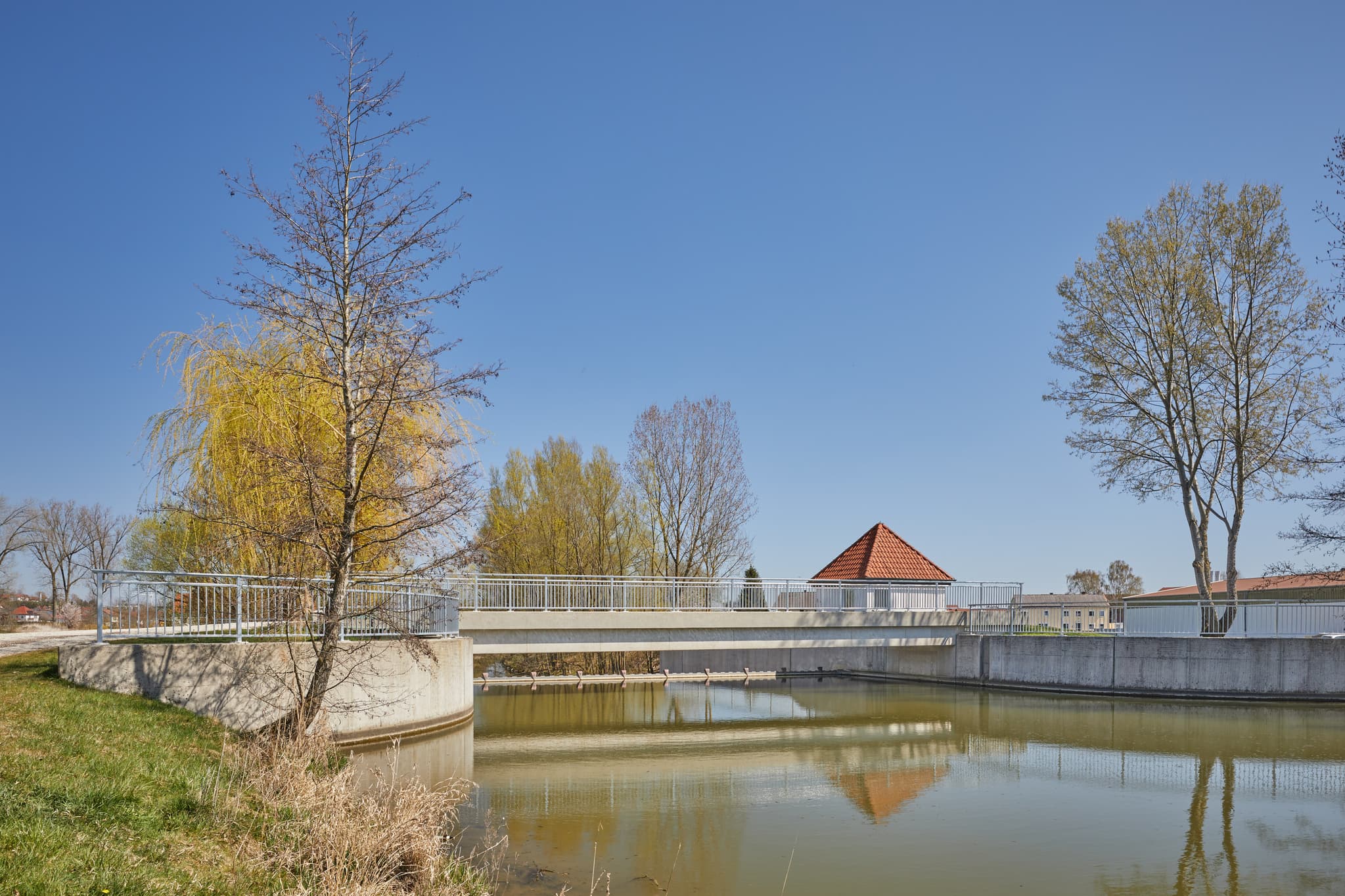 Wehr an der Rott, Unterdietfurt, Rottal-Inn, Niederbayern - Brücke über die Rott, Unterdietfurt im Landkreis Rottal-Inn, Region Holzland, Niederbayern, Deutschland. Die ruhige Landschaft spiegelt Bäume wider.