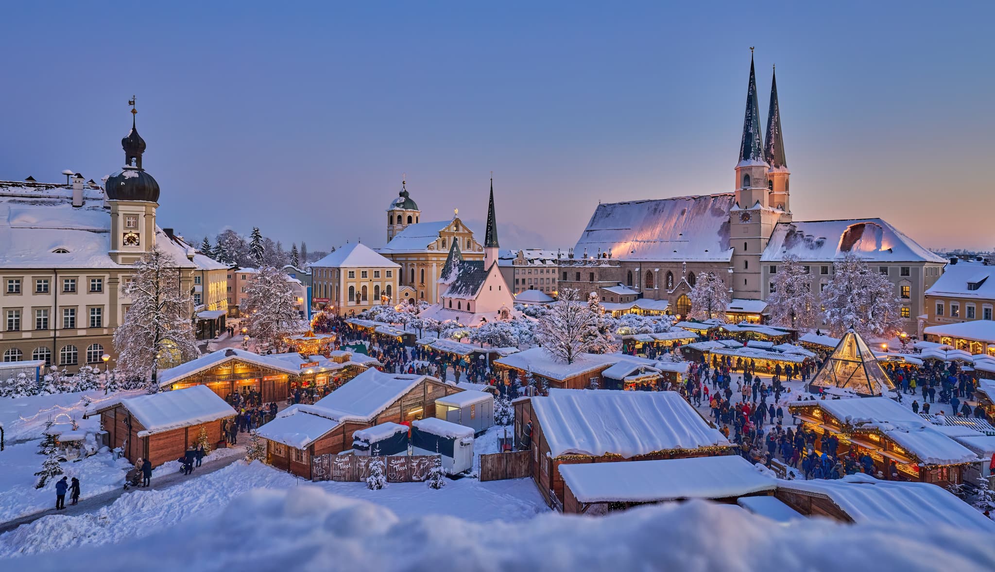 Weihnachtsmarkt Altötting – Zauberhafte Winterstimmung - Erleben Sie den malerischen Weihnachtsmarkt in Altötting im winterlichen Glanz. Festliche Buden und schneebedeckte Dächer schaffen eine zauberhafte Atmosphäre.