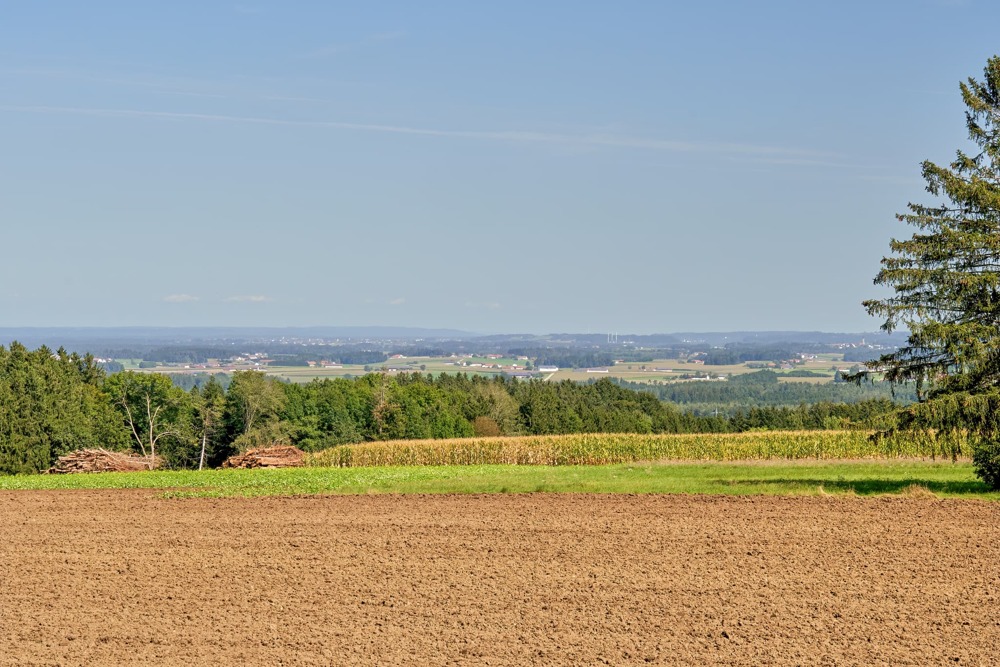 Weite Landschaft am Aussichtsturm, Traunstein, Oberbayern - Panoramablick vom Aussichtsturm in Schnaitsee, Landkreis Traunstein, Oberbayern. Eine charakteristische Ansicht der Region Chiemgau, Deutschland.