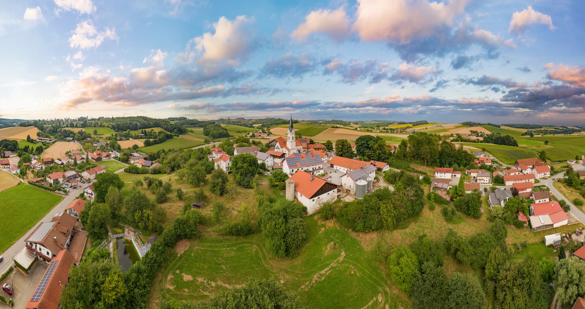 Weng Luftbild, Bad Griesbach, Passau, Bäderdreieck - Malerisches Luftbild der Ortschaft Weng, gelegen in Bad Griesbach im Landkreis Passau, Niederbayern. Teil des bekannten Bäderdreiecks in Deutschland.