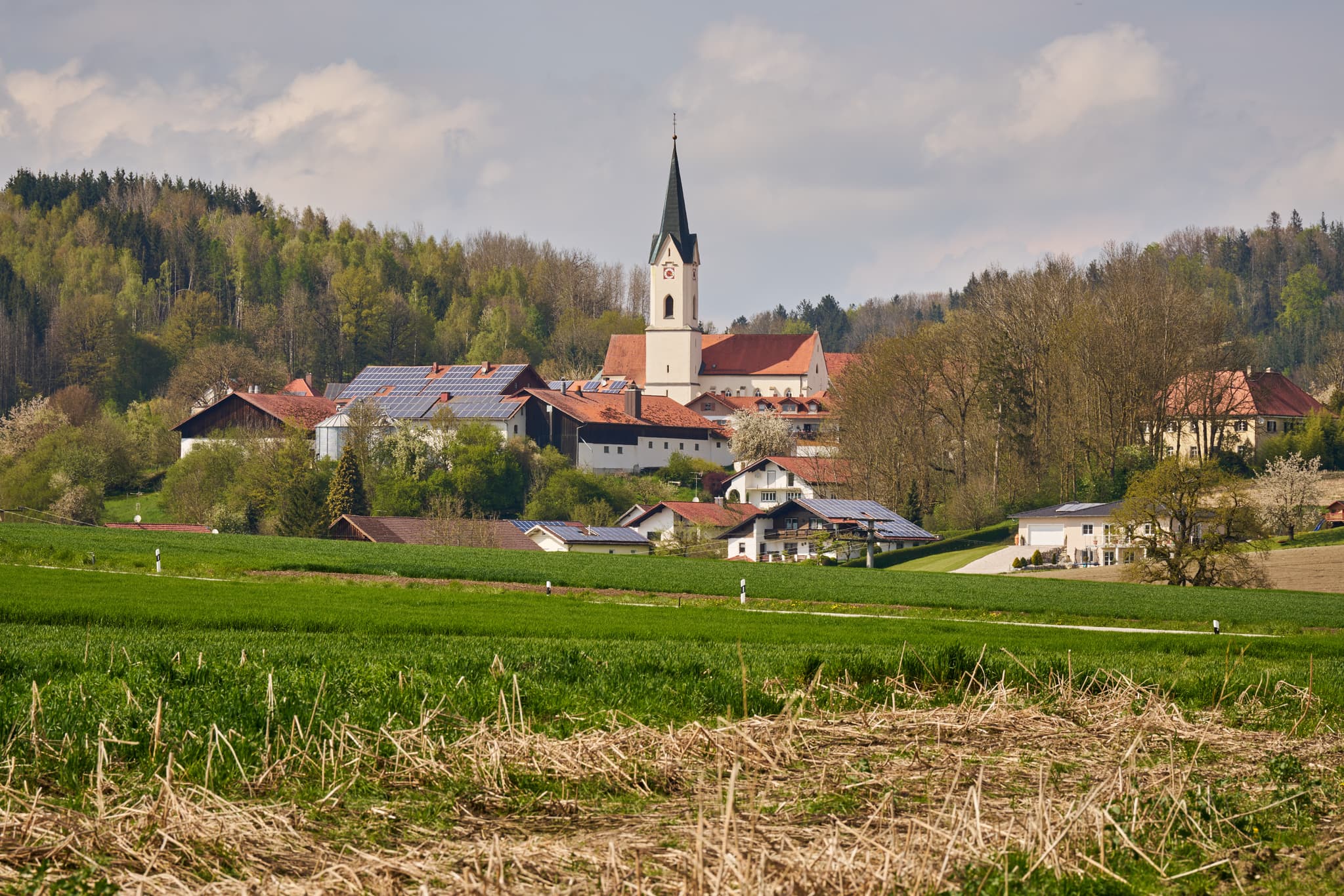 Weng, Parzham: Kirche & Dorf im Landkreis Passau - Bilder von Weng bei Parzham, Niederbayern, Landkreis Passau, Deutschland. Sehenswerte Kirche und idyllisches Dorf in der Region Inn-Salzach.
