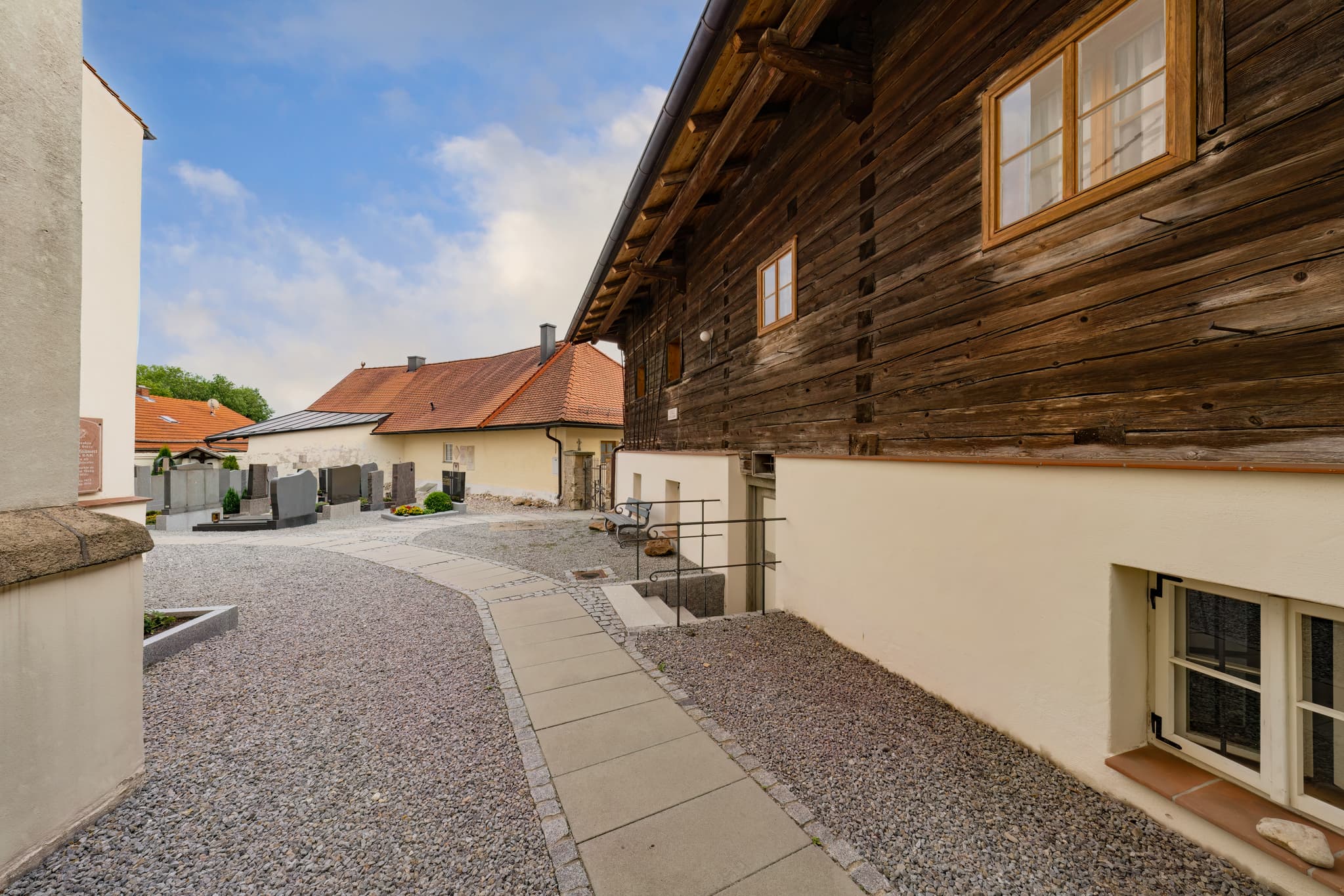 Weng Schule Bruder Konrad, Bad Griesbach, Niederbayern - Die Weng Schule Bruder Konrad und die Pfarrkirche St. Johannes der Täufer in Bad Griesbach im Rottal, Landkreis Passau, Niederbayern, Deutschland.