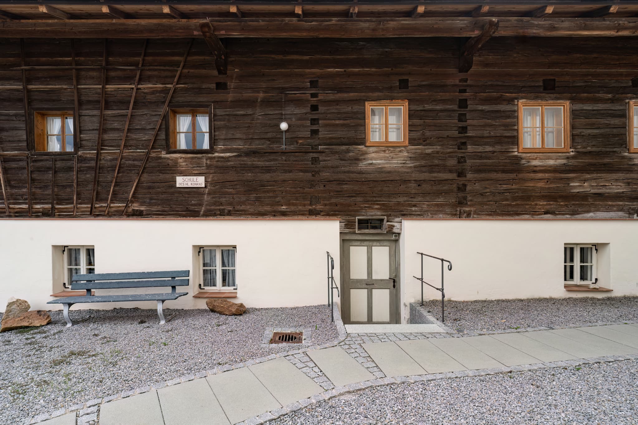 Weng Schule Bruder Konrad, Bad Griesbach, Passau, Rottal - Historische Schule Bruder Konrad in Weng, Landkreis Passau, Niederbayern. Markantes Gebäude im Rottal, gegenüber Pfarrkirche St. Johannes der Täufer.