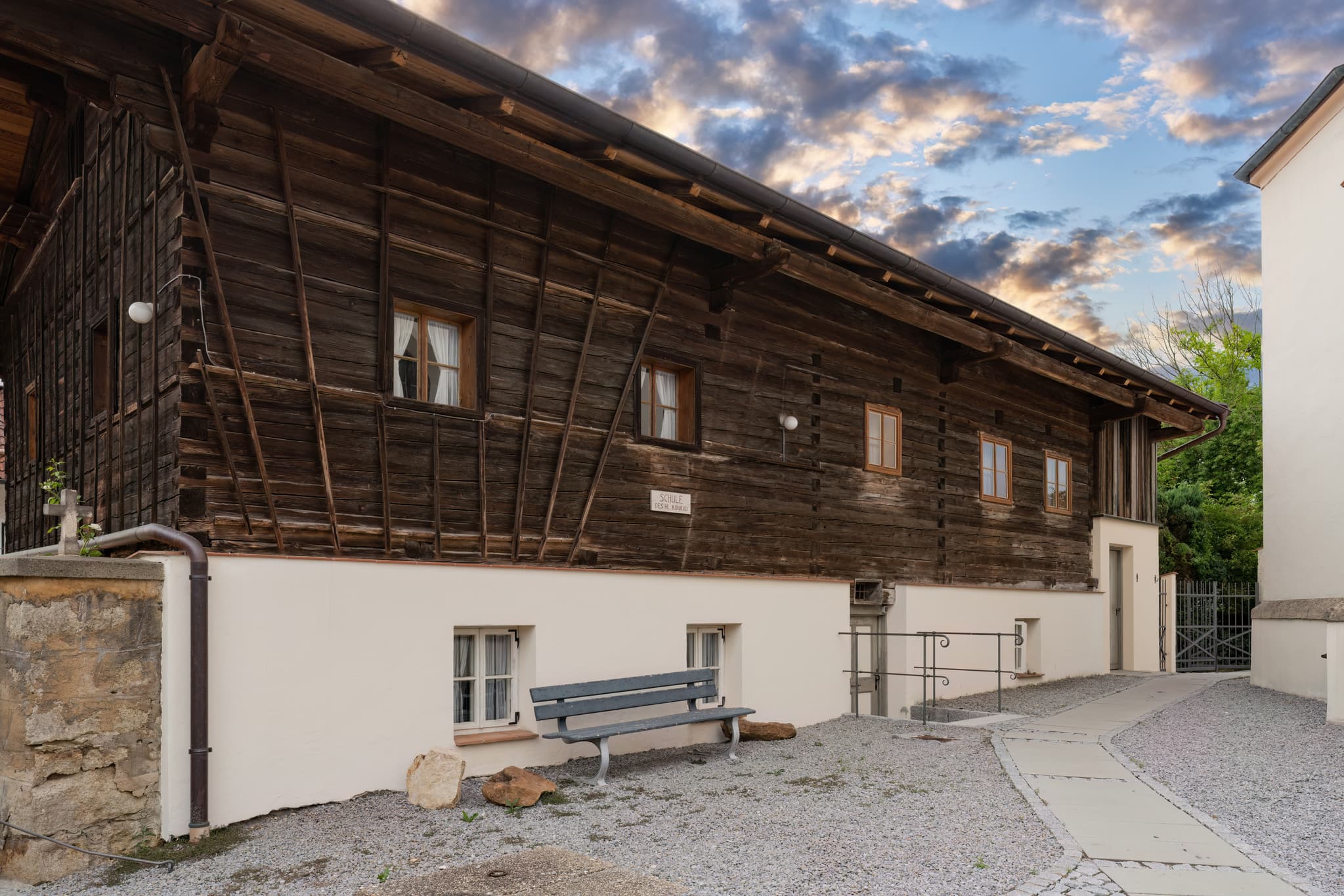 Weng Schule Bruder Konrad, Bad Griesbach, Passau, Rottal - Historische Weng Schule Bruder Konrad an der Pfarrkirche St. Johannes der Täufer in Bad Griesbach im Rottal, Landkreis Passau, Niederbayern, Deutschland.