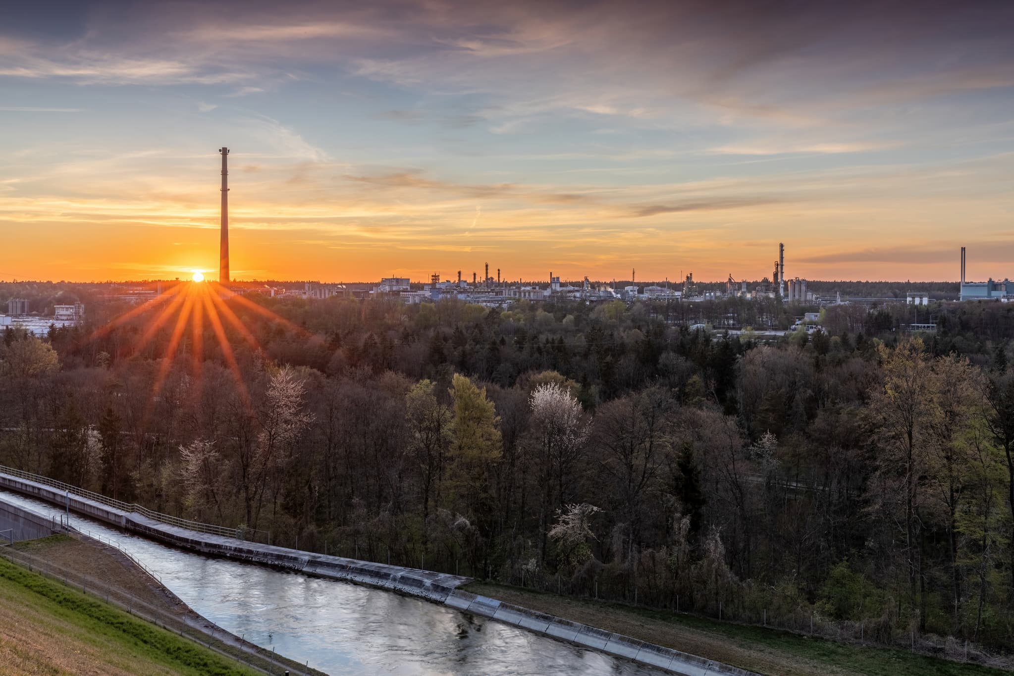 Werk Gendorf Alzkanal, Burgkirchen, Altötting, Oberbayern - Panoramaansicht des Werks Gendorf am Alzkanal in Burgkirchen. Die Industriestätte im Landkreis Altötting, Oberbayern, Inn-Salzach bei Sonnenuntergang.