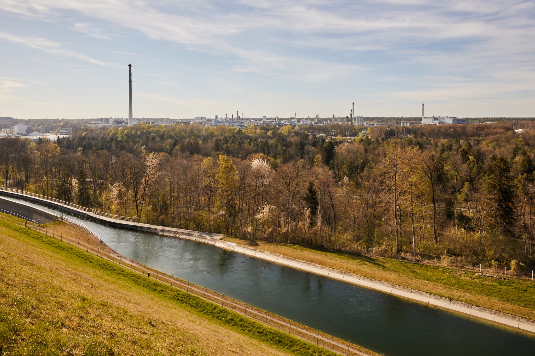 Werk Gendorf mit Alzkanal, Burgkirchen, Oberbayern - Industriepark Werk Gendorf und Alzkanal in Burgkirchen, Altötting, Oberbayern. Die Inn-Salzach Region in Deutschland zeigt die Kombination, Industrie und Natur.