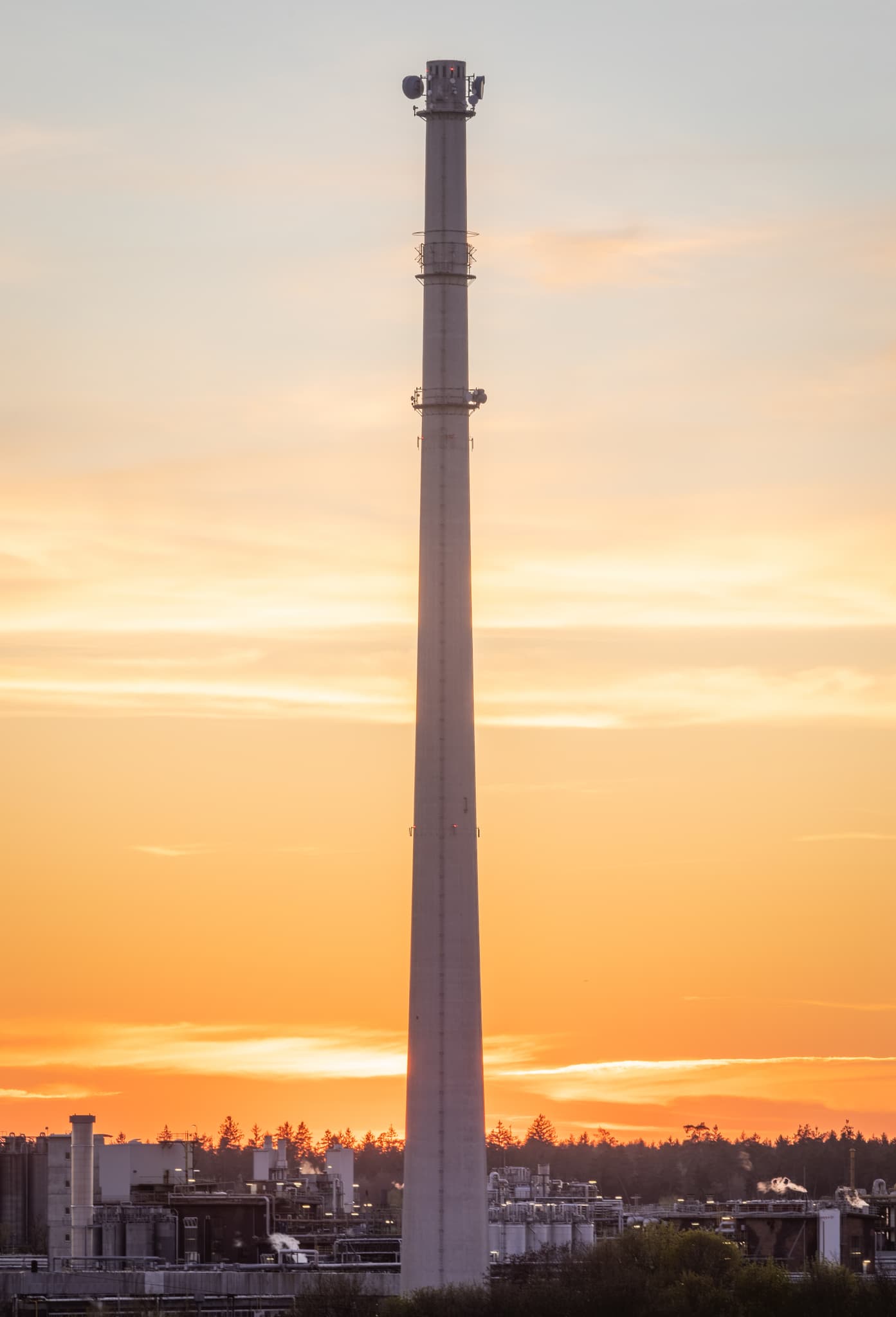 Werk Gendorf Turm, Burgkirchen, AÖ, Oberbayern, Inn-Salzach - Der markante Turm des Werks Gendorf bei Burgkirchen, Landkreis Altötting, Oberbayern. Eine Industrieanlage in der Inn-Salzach Region bei Sonnenuntergang.