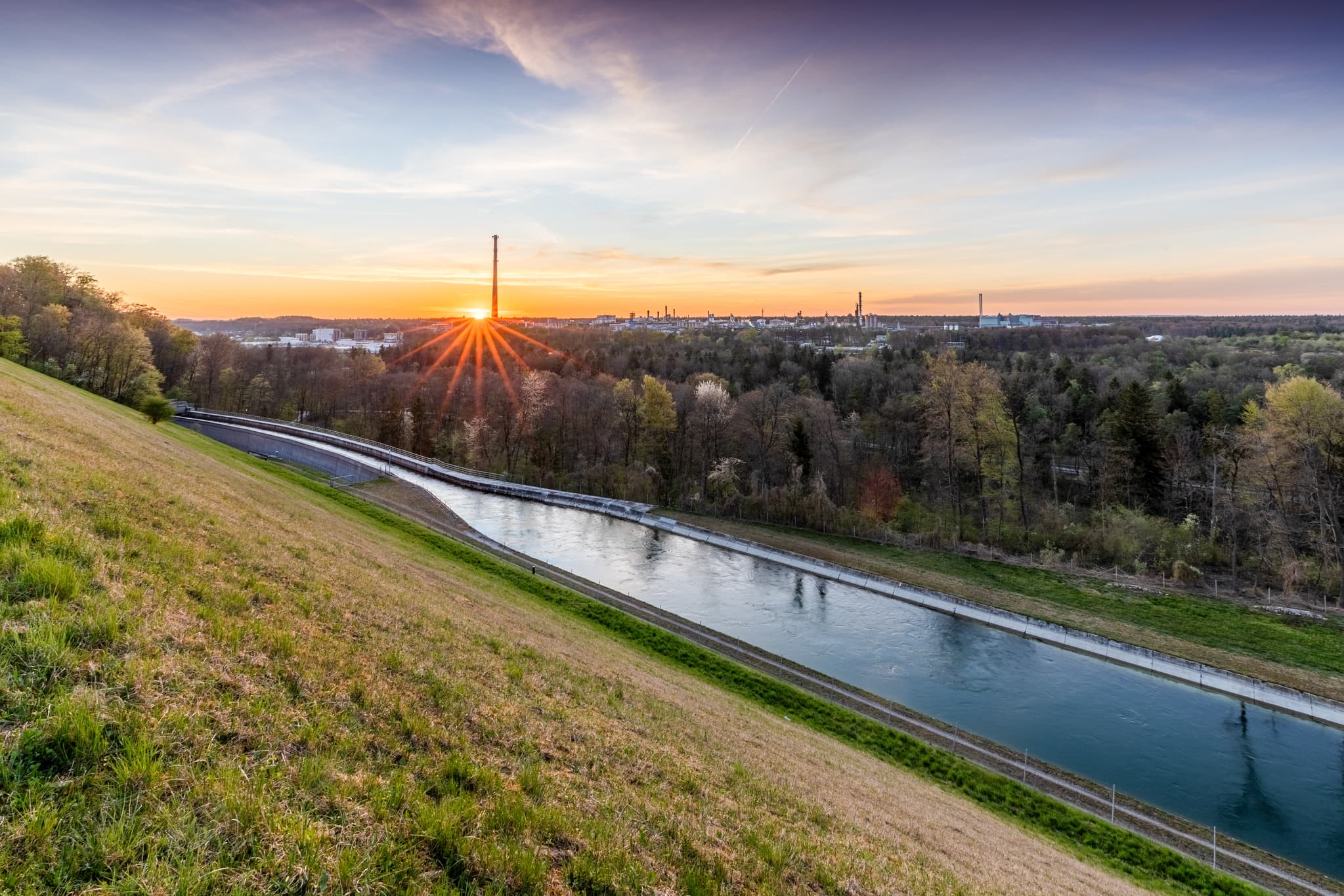 Werk Gendorf und Alzkanal, Burgkirchen, Landkreis Altötting - Alzkanal und Werk Gendorf, Burgkirchen, Altötting, Oberbayern, Inn-Salzach, Deutschland. Die Abendsonne beleuchtet die Industrielandschaft und den Kanal.