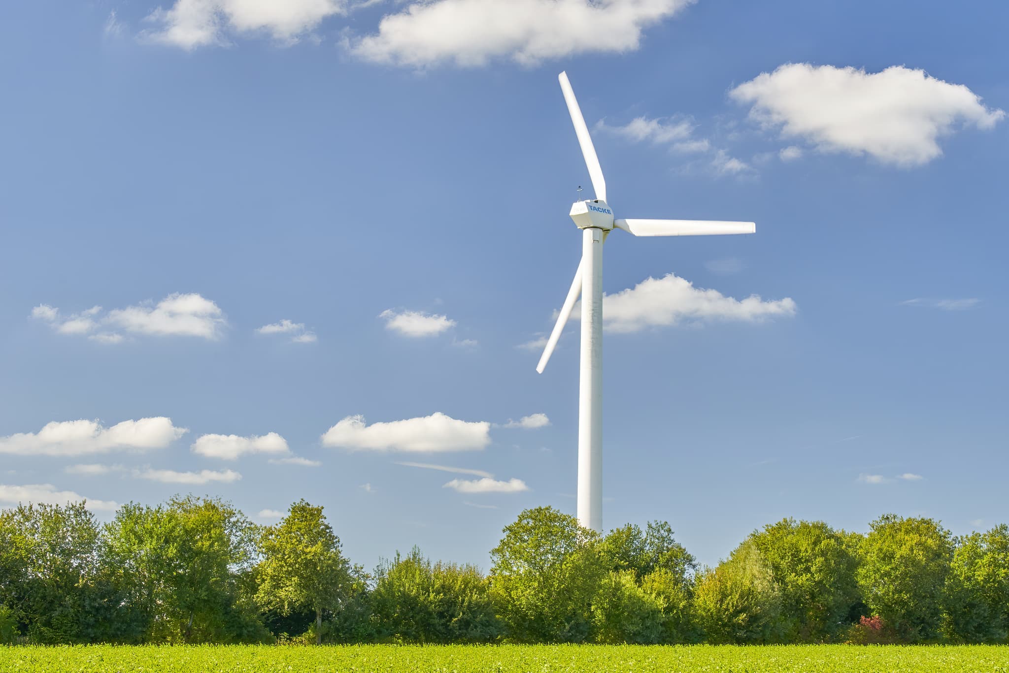 Windrad bei Schnaitsee, Landkreis Traunstein, Oberbayern - Windrad steht auf einem Feld im Chiemgau, nahe Schnaitsee, Landkreis Traunstein, Oberbayern, Deutschland.