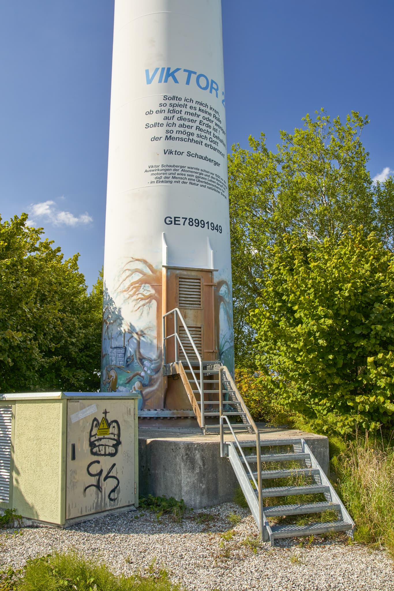 Windrad in Schnaitsee, Landkreis Traunstein, Oberbayern - Windrad in Schnaitsee im Landkreis Traunstein, Oberbayern. Das Motiv zeigt die Anlage unter blauem Himmel, umgeben von grüner Natur im Chiemgau, Deutschland.