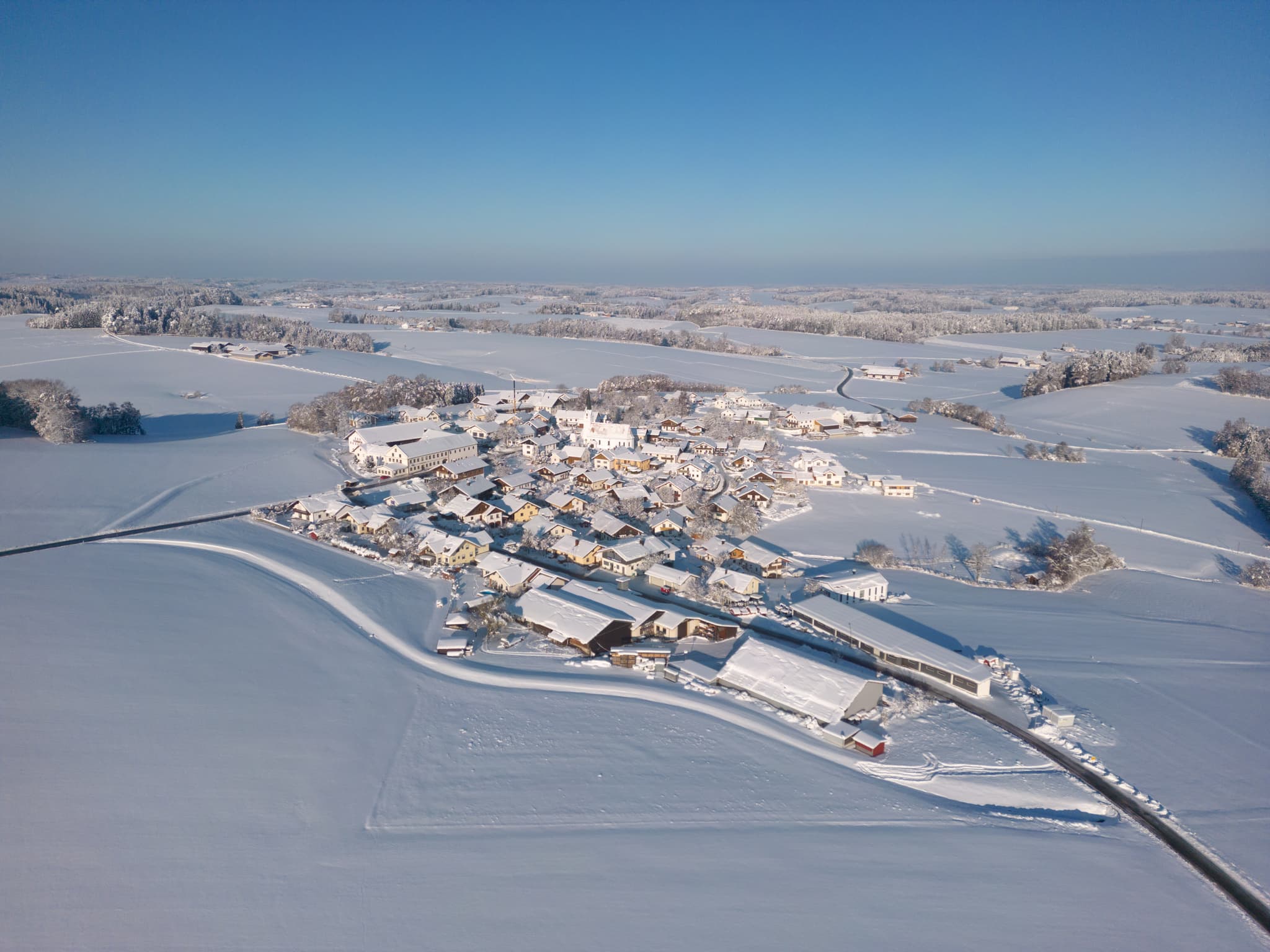 Winter in Arbing, Reischach, Altötting, Oberbayern · Kristallklar knistert frostig die Nacht,\nSchnee deckt leise Felder in flüsterndes Weiß.\nEin silberner Mond streift gli…