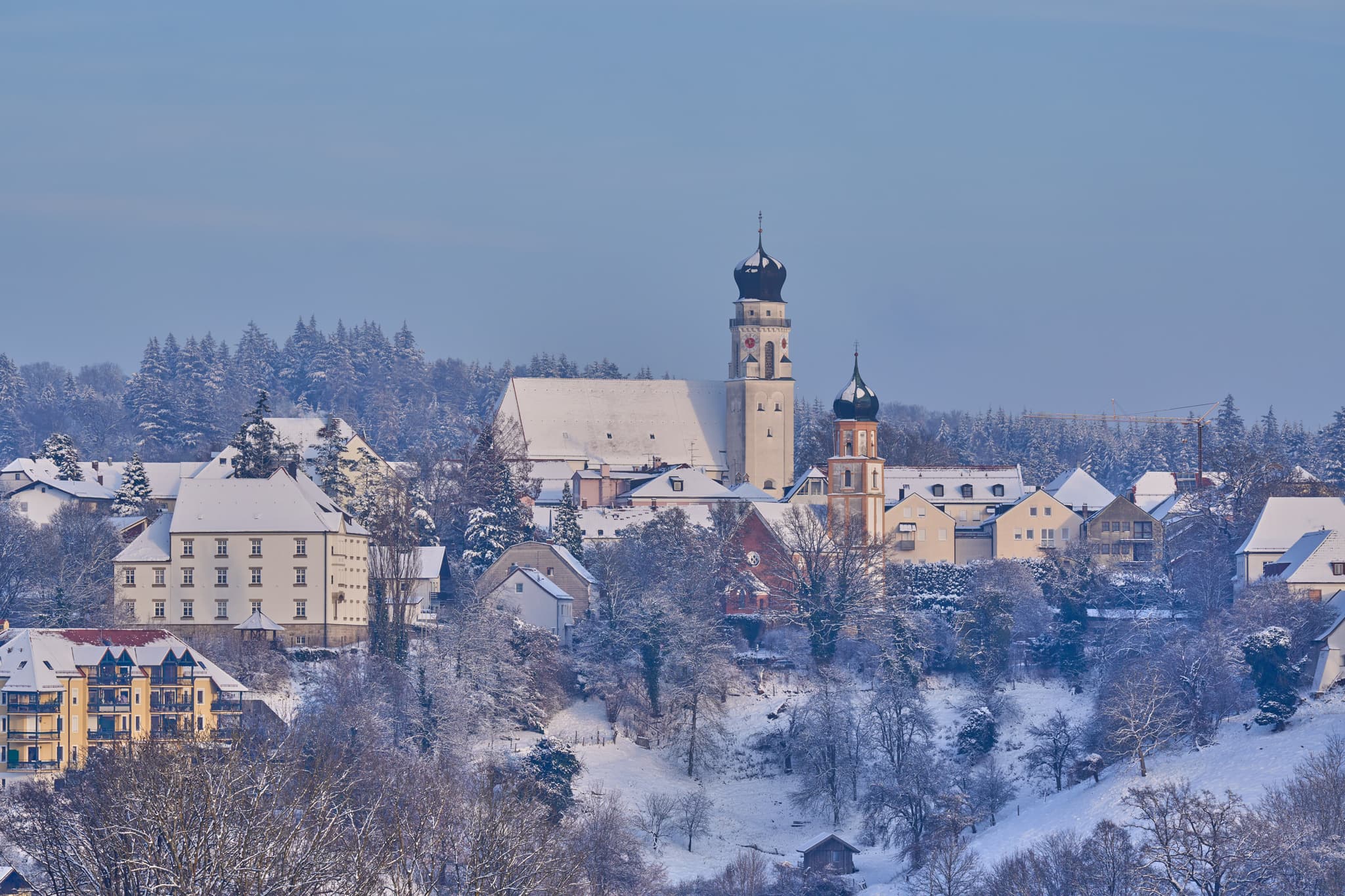 Winter in Bad Griesbach Stadt, Passau, Niederbayern, Rottal - Winterliche Ansicht von Bad Griesbach im Rottal, Landkreis Passau, Niederbayern, Deutschland. Ein malerischer Blick über verschneite Felder auf die Stadt.