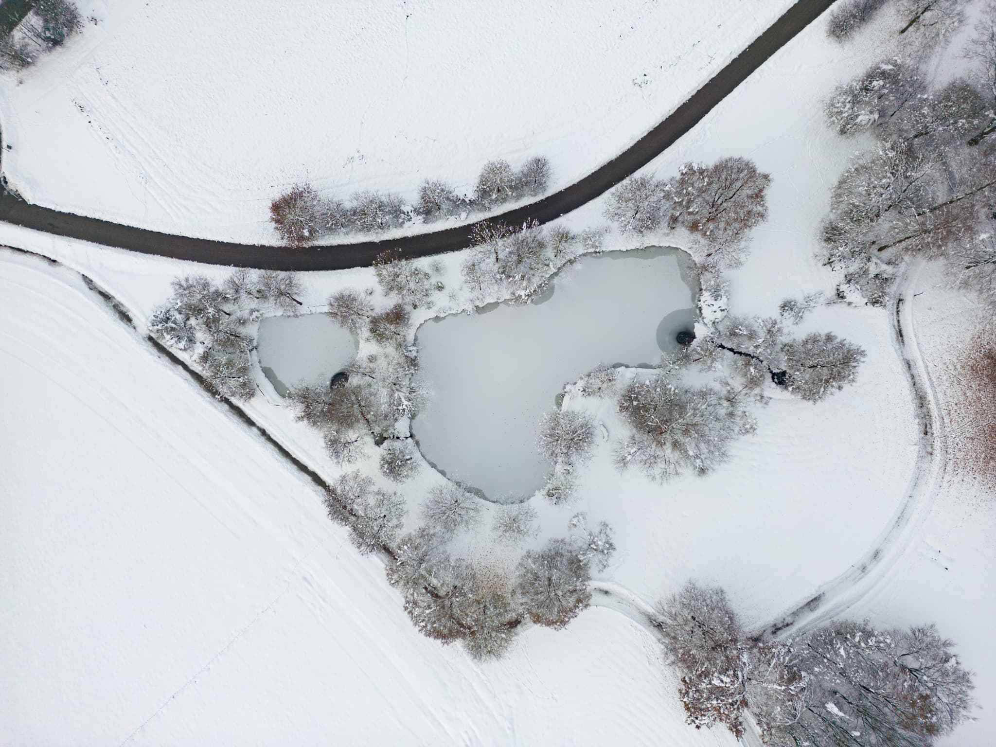 Winter Luftbild Kurpark Bad Griesbach, Passau, Niederbayern - Winterluftbild des Kurparks Bad Griesbach im Rottal, Landkreis Passau, Niederbayern, Deutschland. Eine idyllische Szene von oben in verschneiter Landschaft.