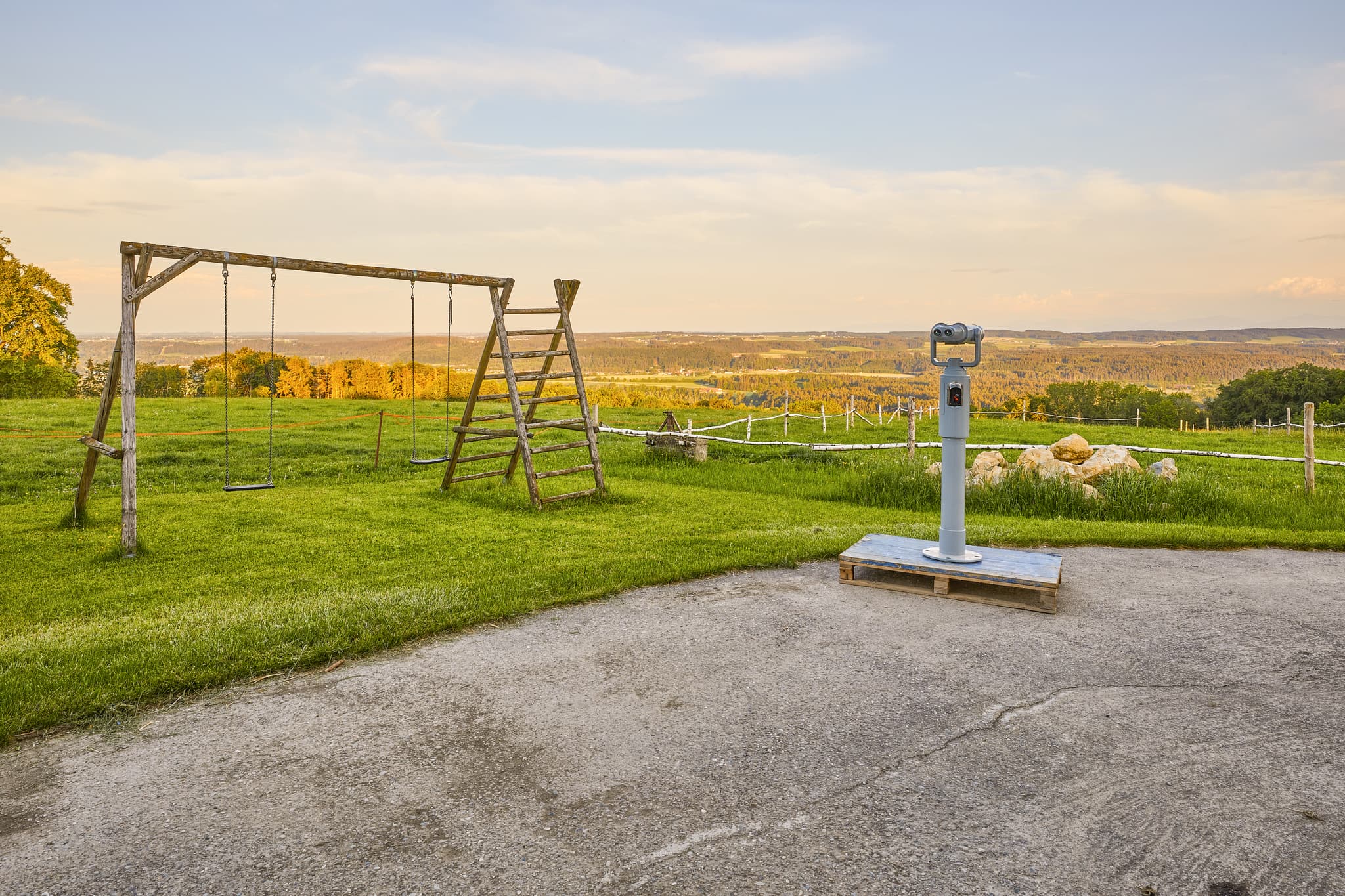 Winterberg Aussicht, Mühldorf am Inn, Oberbayern - Winterberg Aussicht in Gars am Inn, Mühldorf am Inn, Oberbayern. Ein Fernrohr bieten weite Sicht über die grüne Inn-Salzach Landschaft in Deutschland.