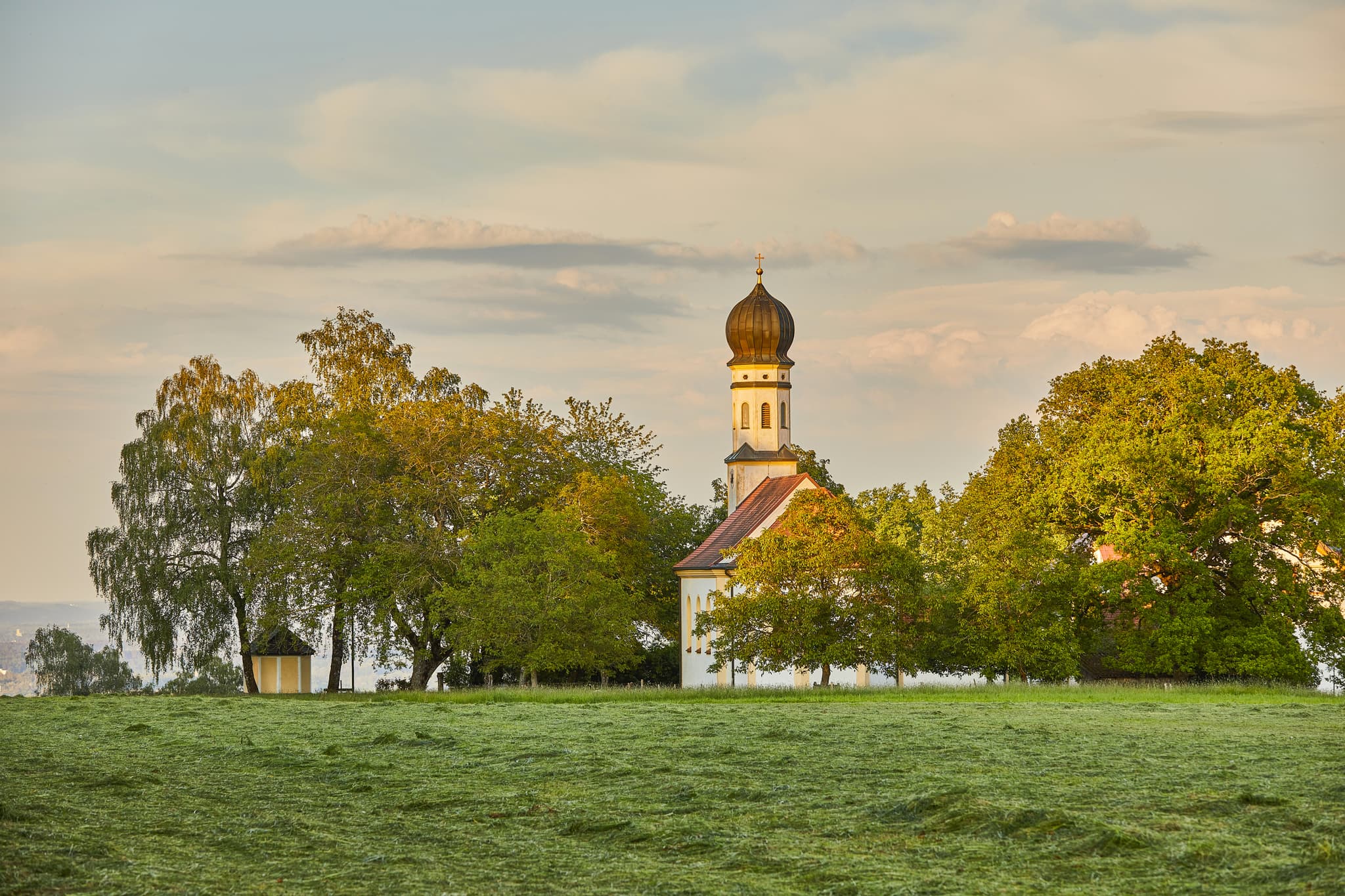 Winterberg Kirche, Gars am Inn, Mühldorf am Inn, Oberbayern - Winterberg Kirche in Gars am Inn, Mühldorf am Inn, Oberbayern, Deutschland. Kirche umgeben von grünen Wiesen und Bäumen. Region Inn-Salzach.