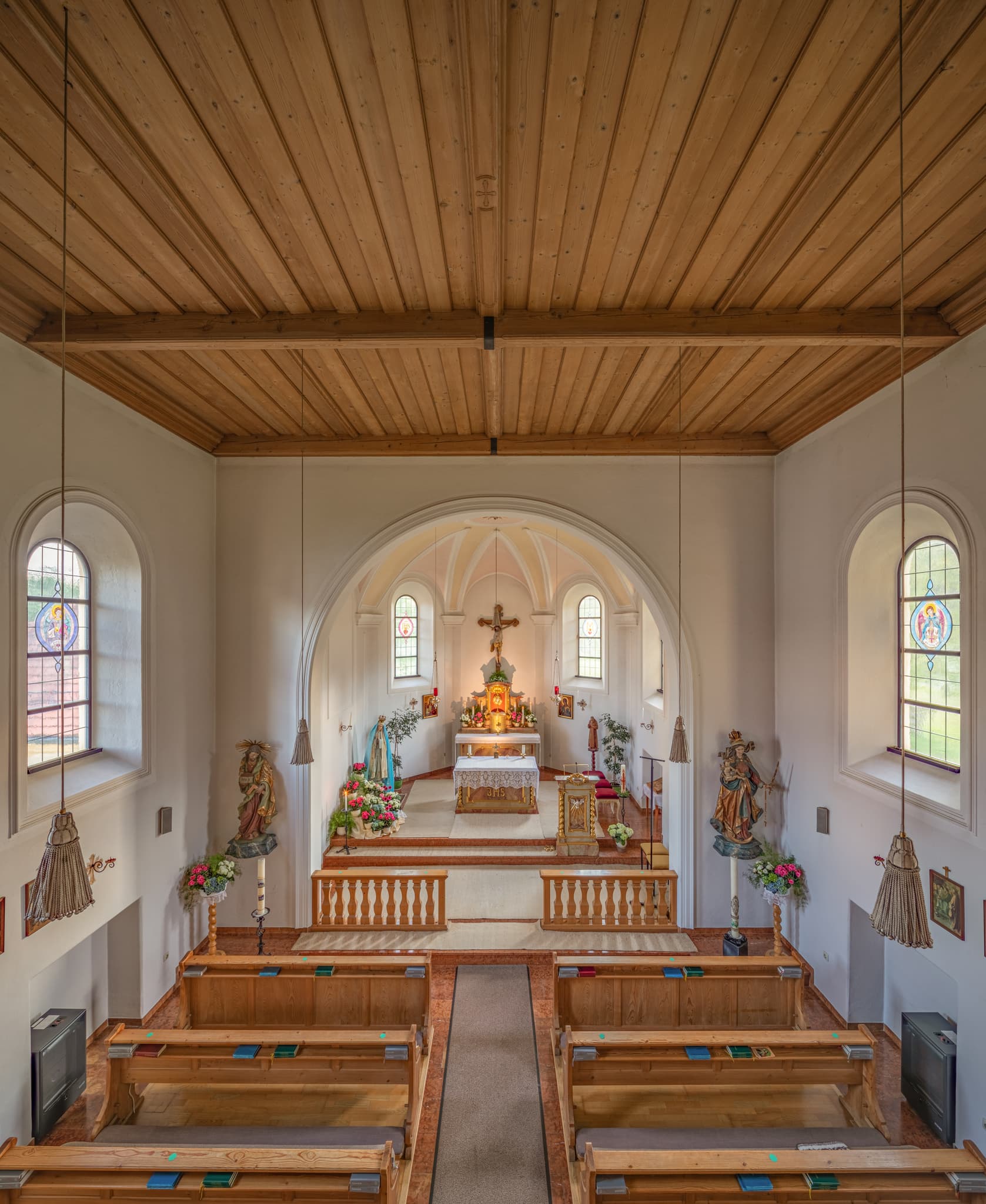 Winterberg Kirche Innen, Gars, Mühldorf am Inn, Oberbayern - Kirche mit Altar, Bänken und Holzbalkendecke, in Winterberg Aussicht, Gars am Inn, Mühldorf am Inn, Oberbayern, Inn-Salzach, Deutschland.