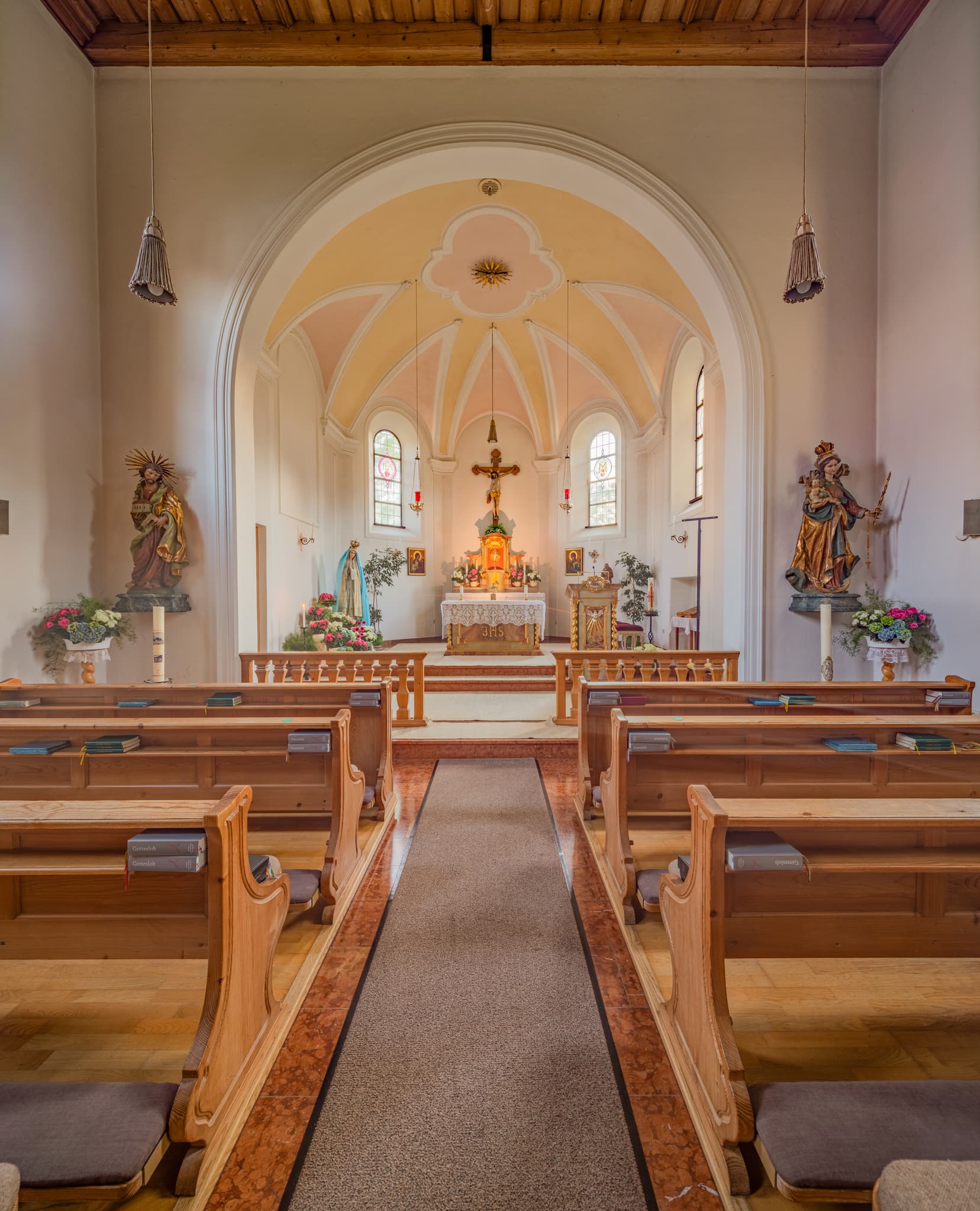 Winterberg Kirche Innen, Mühldorf am Inn, Oberbayern - Kircheninterieur mit Bänken und Altar. In Winterberg Aussicht, Gars am Inn, Mühldorf am Inn, Oberbayern, Inn-Salzach, Deutschland. Zeigt Sakralarchitektur.