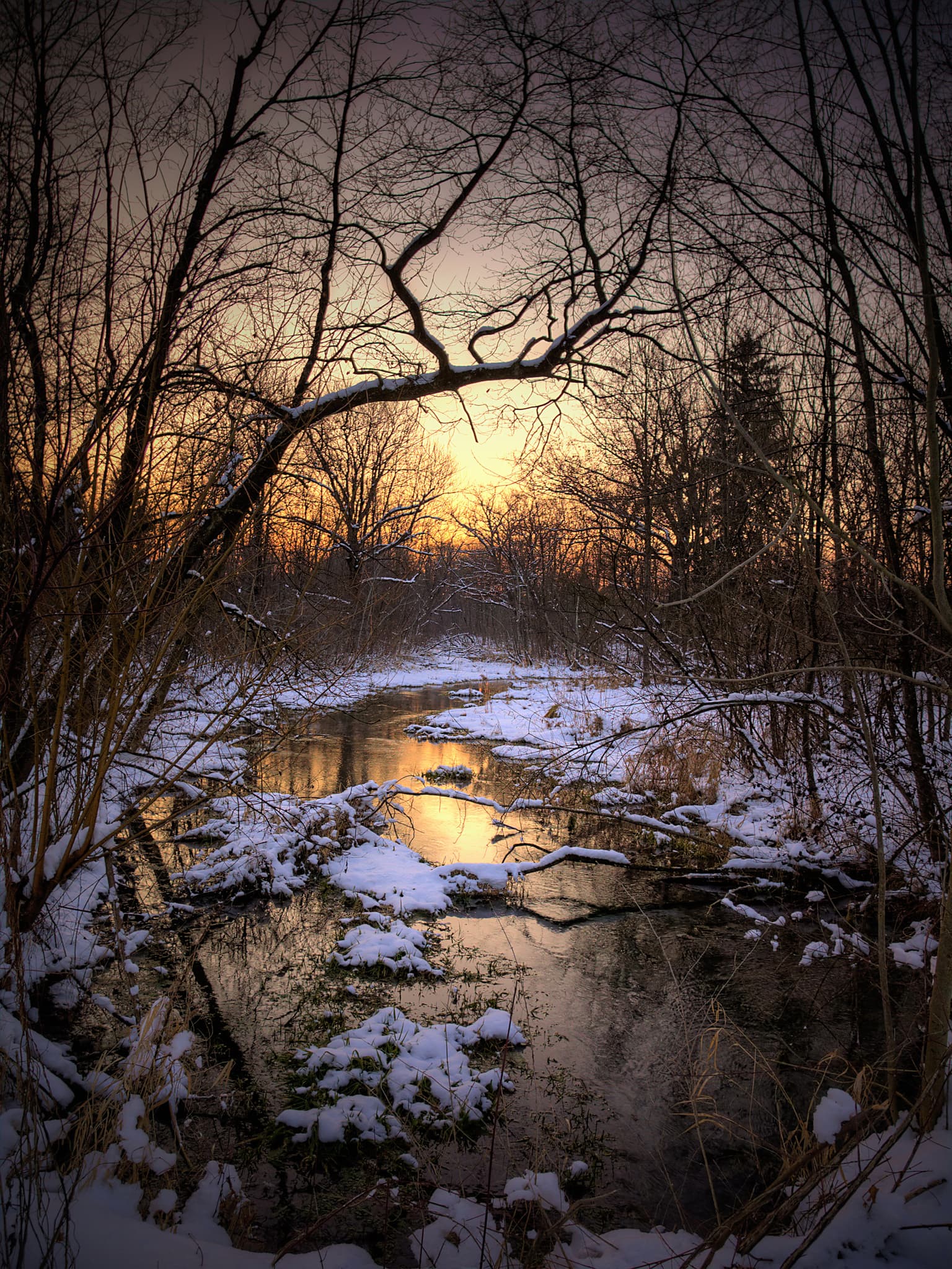Winterlandschaft Haiming, Schnee, Bach im Sonnenuntergang - Bezaubernde Winterlandschaft am Haiming, Landkreis Altötting. Schneebedeckte Natur, stille Bäche und der goldene Sonnenuntergang bieten ein magisches Erlebnis.