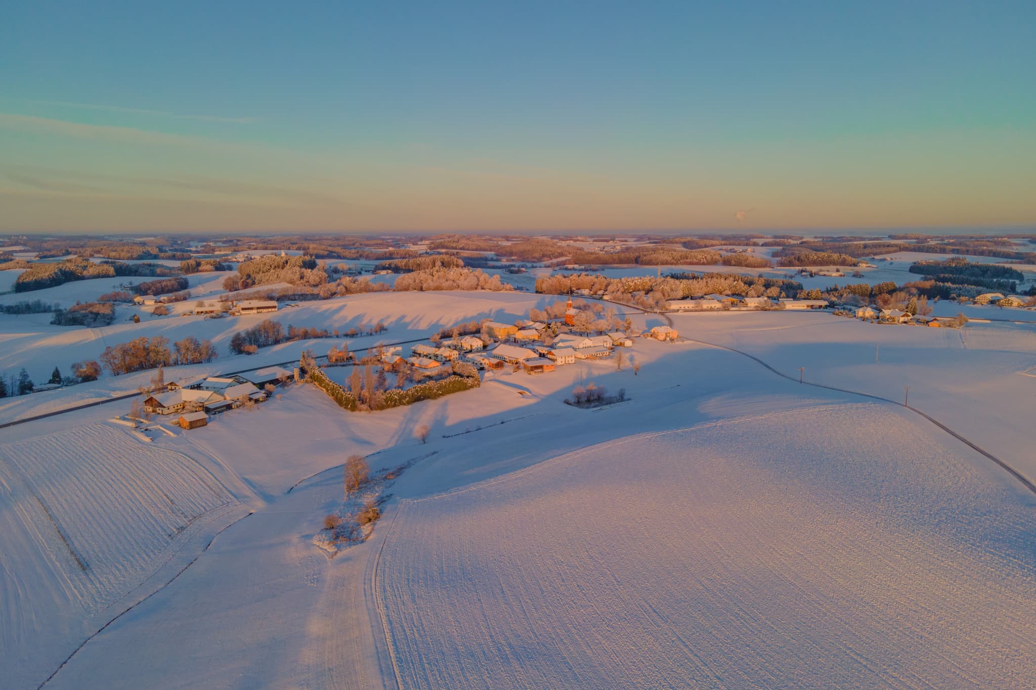 Winterliche Landschaft, Wald bei Winhöring, Altötting - Verschneite Winterlandschaft in Wald bei Winhöring, Pleiskirchen, Altötting, Oberbayern. Inn-Salzach, Deutschland. Sanfte Hügel und Häuser im Winterlicht.