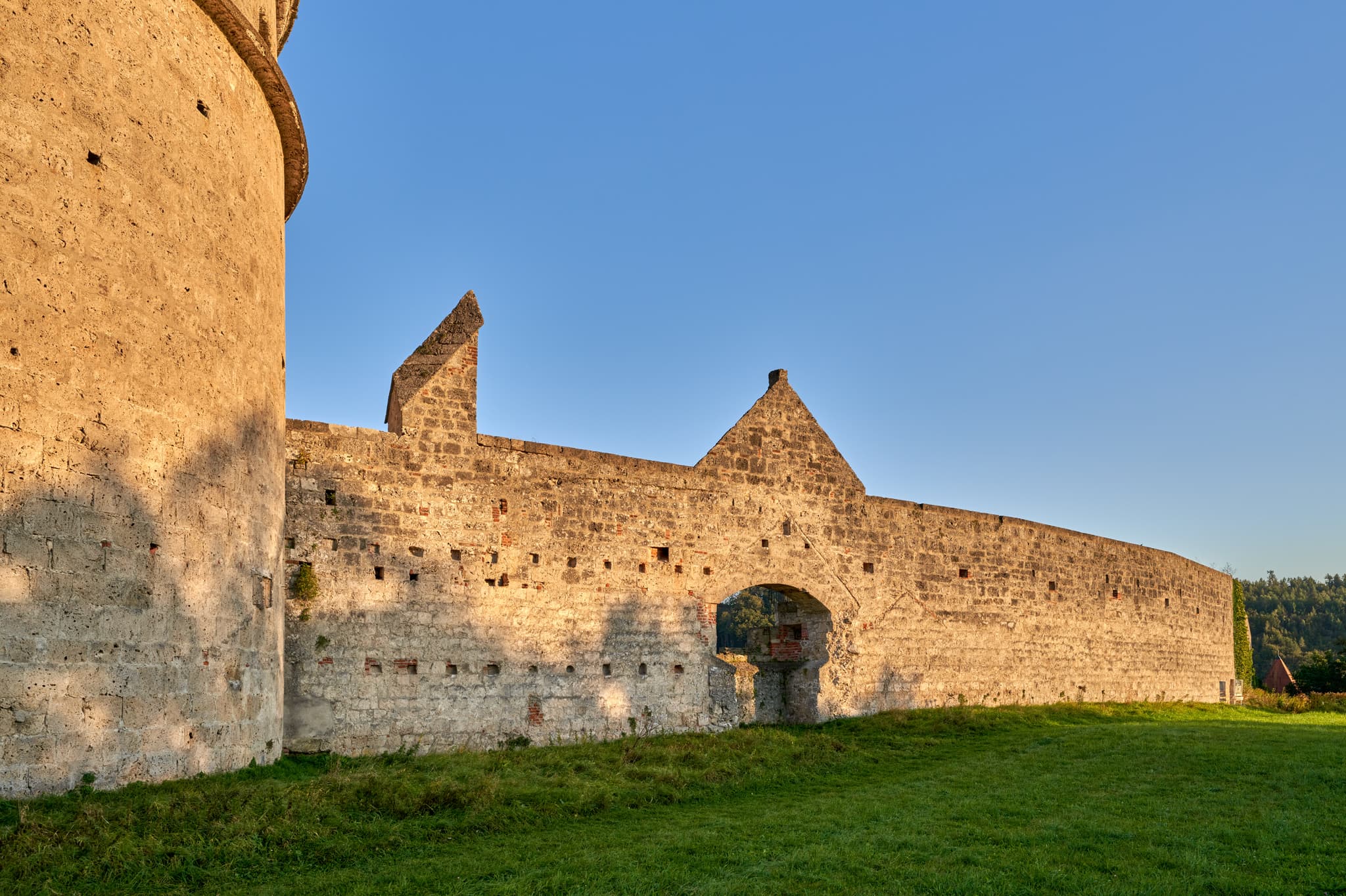 Wöhrsee bei Burghausen, Landkreis Altötting, Oberbayern - Alte Burgmauer und Rundturm am Wöhrsee in Burghausen, Landkreis Altötting, Oberbayern. Die historische Anlage liegt in der Region Inn-Salzach, Deutschland.