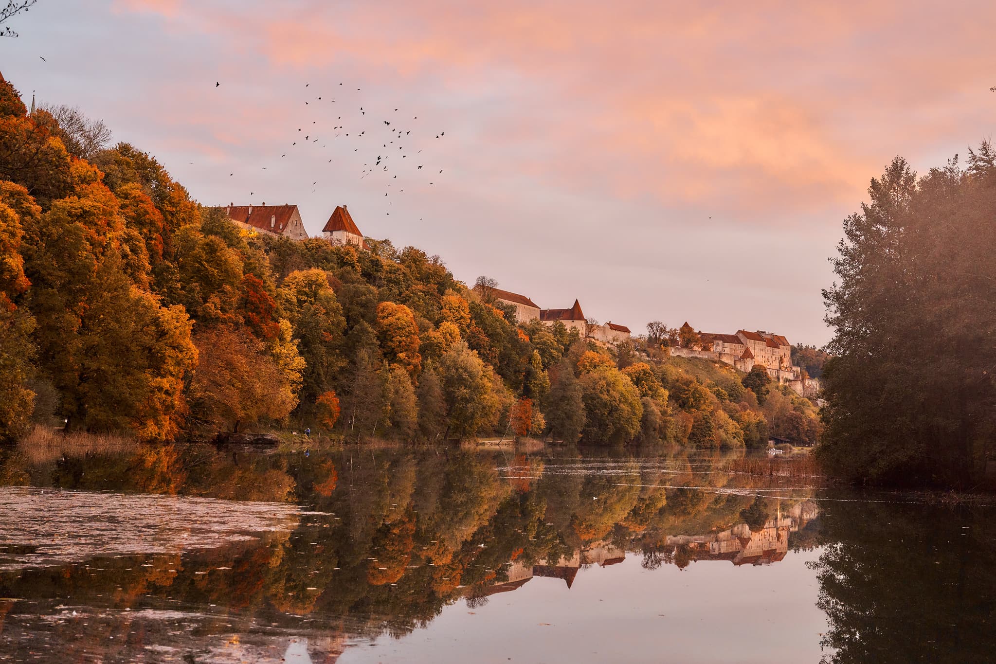 Wöhrsee, Burghausen, Altötting, Oberbayern, Inn-Salzach - Herbstliche Landschaft am Wöhrsee in Burghausen, Altötting, Oberbayern, Deutschland. Historische Gebäude der Burg spiegeln sich im See.