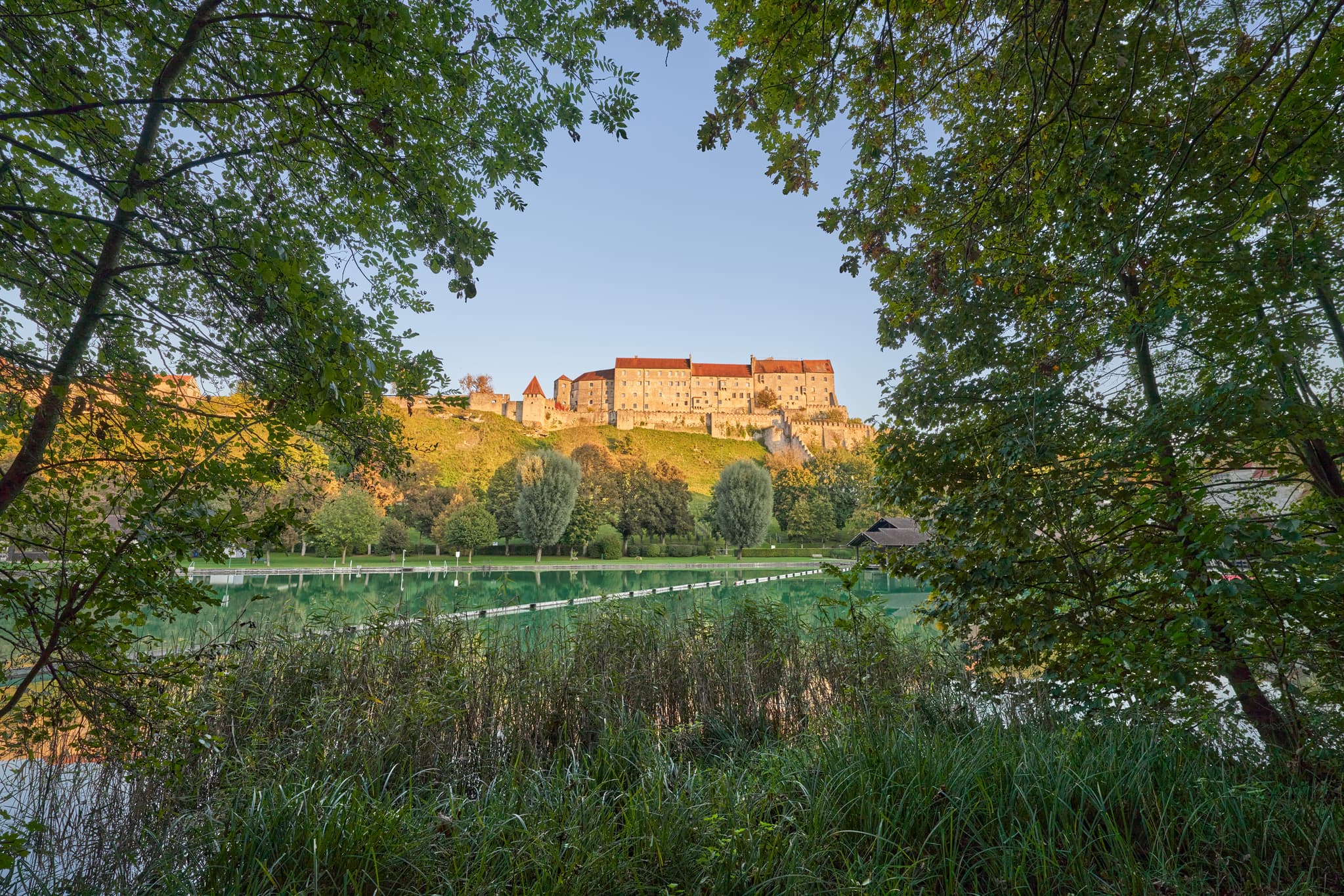 Wöhrsee, Burghausen, Altötting, Oberbayern - Panorama des Wöhrsees in Burghausen, Landkreis Altötting, Oberbayern, Deutschland, mit der imposanten Burganlage Burghausen im Hintergrund.