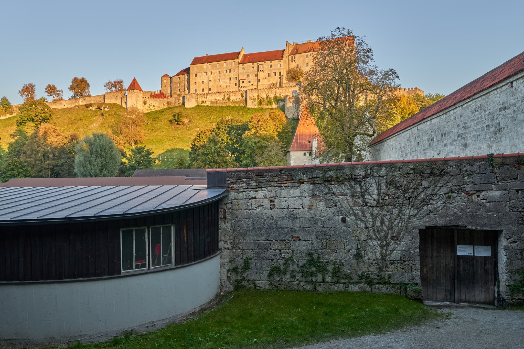 Wöhrseee Rundgang mit Burgblick, Burghausen, Altötting - Wöhrsee, Burg Burghausen, im Landkreis Altötting, Oberbayern, Inn-Salzach, Bayern, Deutschland, Wandern, Urlaub.