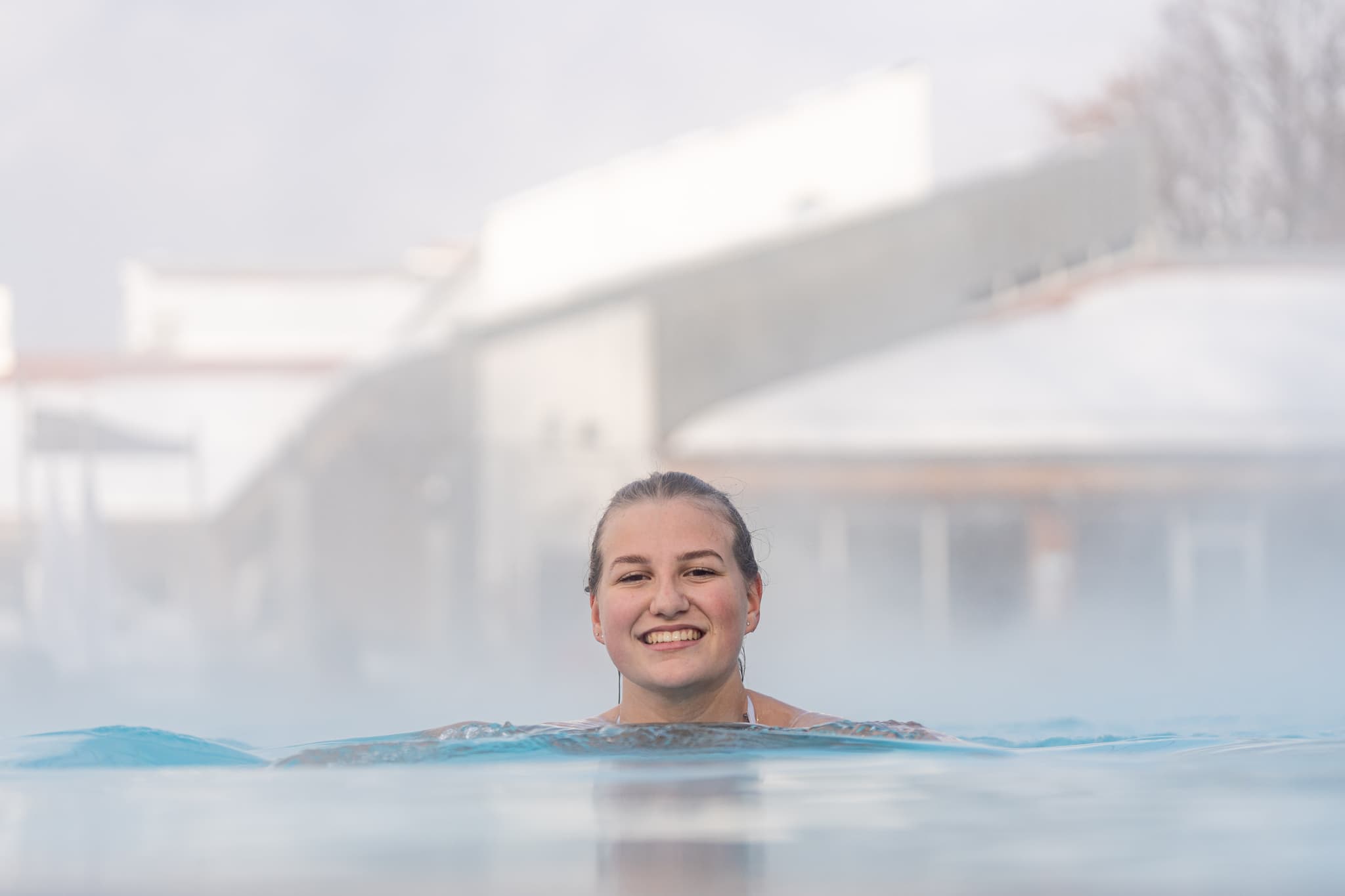 Wohlfühltherme, Winter in Bad Griesbach, Landkreis Passau - Außenbecken dampfend im Winter, Thermalbad in Bad Griesbach, Landkreis Passau, Niederbayern. Die Wohlfühltherme bietet winterliche Entspannung.