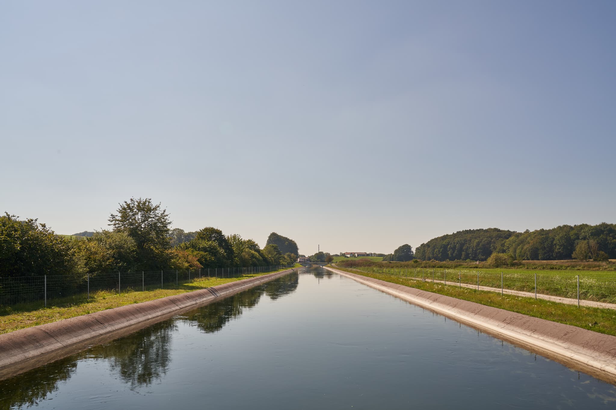 Wolfgangweg Alzkanal, Mehring, Altötting, Oberbayern - Alzkanal am Wolfgangweg in Mehring, Altötting, Oberbayern, Deutschland. Ruhiges Wasser, von Feldern und Bäumen gesäumt. Typische Inn-Salzach Naturlandschaft.