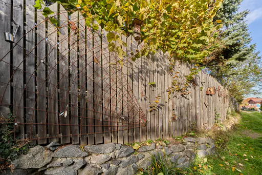 Zaun am Hörniweg in Schönau, Rottal-Inn, Niederbayern