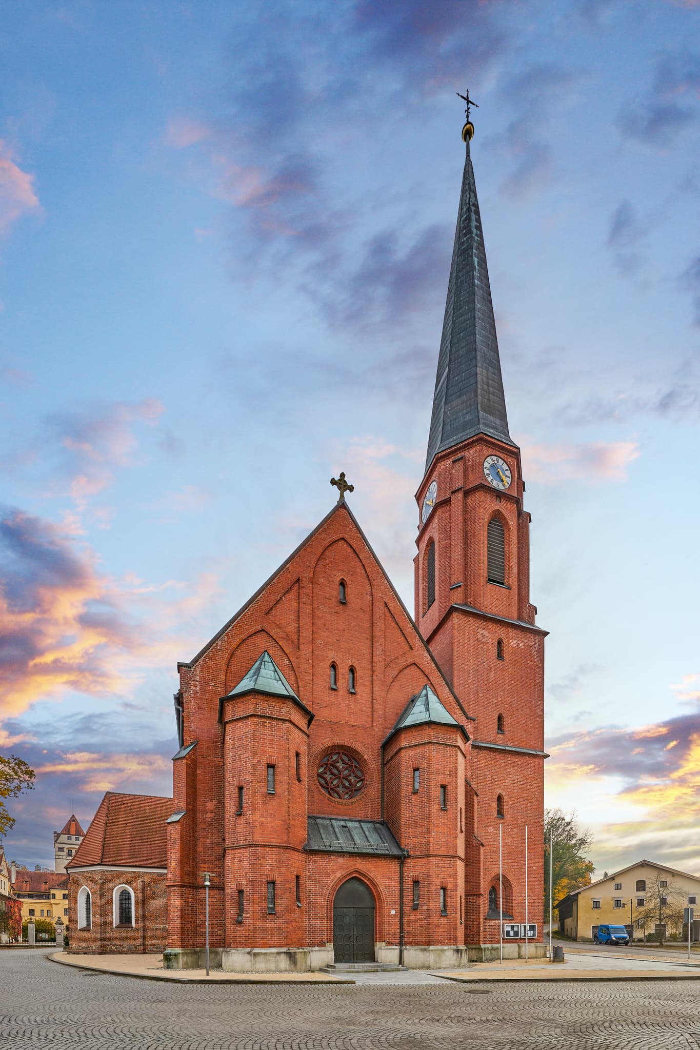 Zaun am Hörniweg in Schönau, Rottal-Inn, Niederbayern - Holzzaun am Hörniweg in Schönau, Rottal-Inn, Niederbayern, Deutschland. Der Zaun zeigt verrostete Metallteile und Bewuchs, typisch für die Region Bäderdreieck.