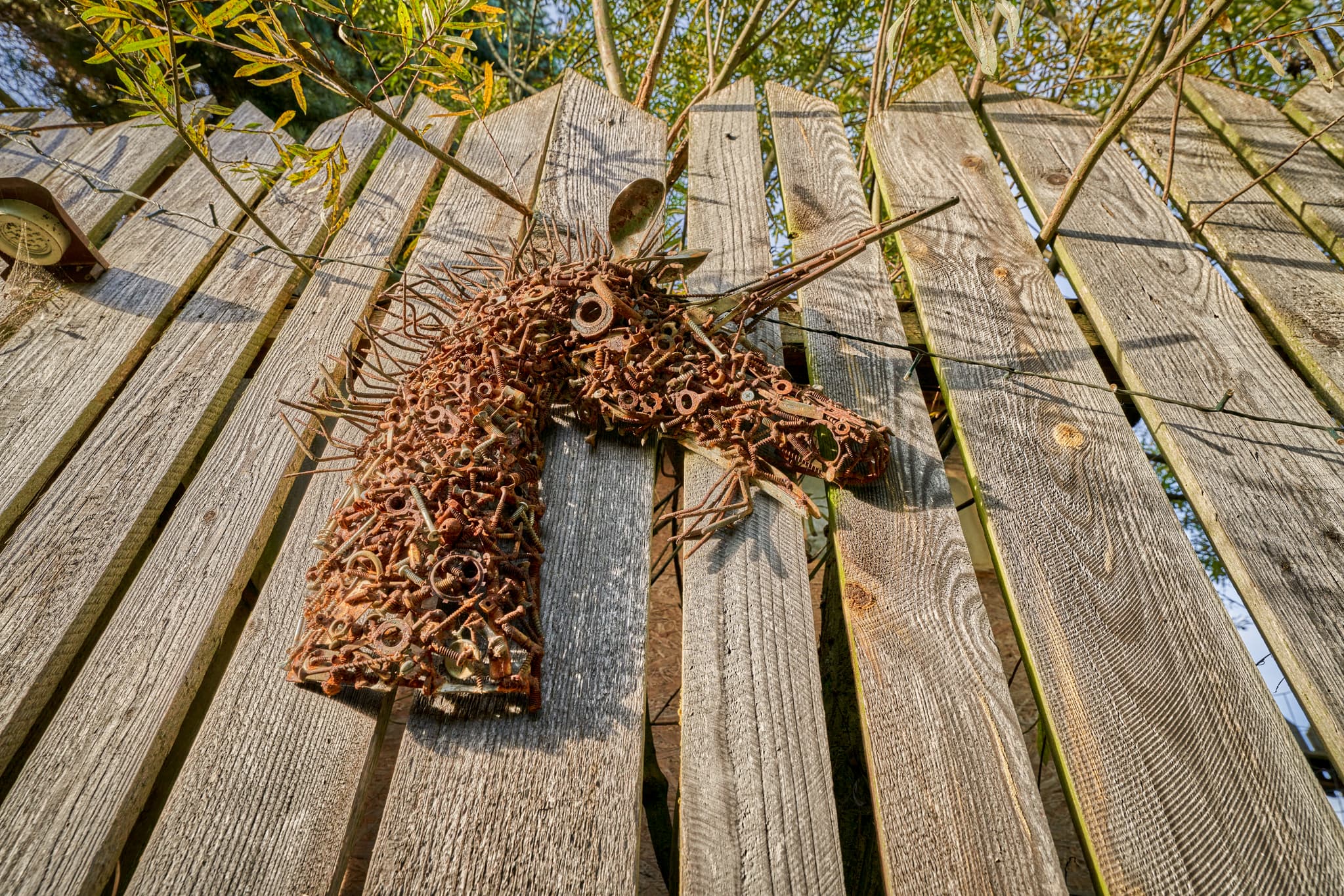 Zaun Hörnieweg bei Schönau, Rottal-Inn, Niederbayern - Einhorn Metallskulptur an einem rustikalen Zaun am Hörnieweg in Schönau, Landkreis Rottal-Inn, Niederbayern. Teil der Bäderdreieck Region in Deutschland.
