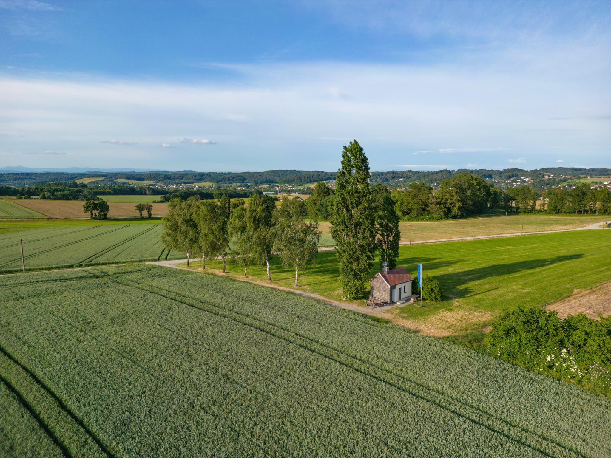 Zell St. Koloman-Kapelle Luftbild, Ortenburg, Passau - Luftbild der Zell St. Koloman-Kapelle in Ortenburg, Landkreis Passau, Niederbayern. Entdecke die idyllische Kapelle in der Donau-Wald Region Deutschlands.