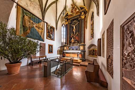 Zugang Tillygruft im Kreuzgang der Stiftskirche, Altötting